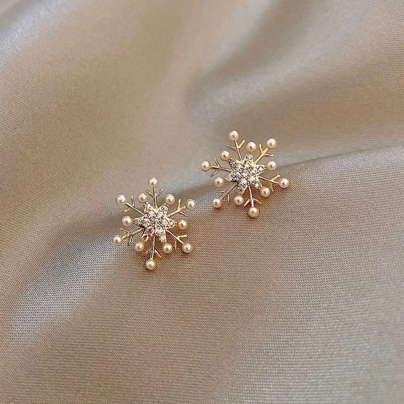Pearl Snowflake Diamond Stud Gold Dainty Luxury Winter Christmas Mini Earrings - Picture 4 of 4